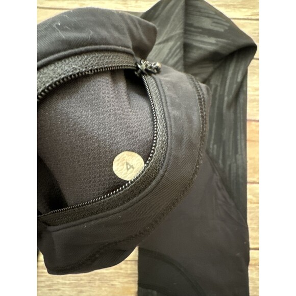 Lululemon Size 4 Women's Leggings - Black Cropped pattern texture pocket - Picture 9 of 9